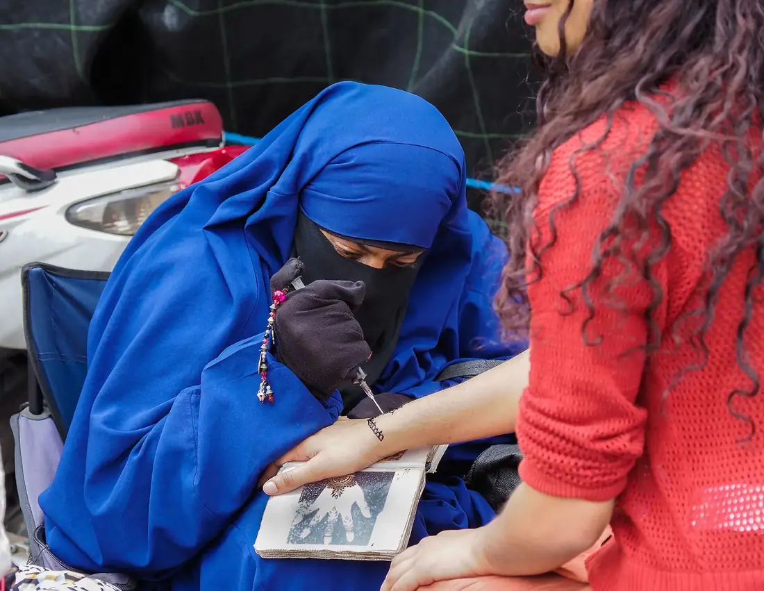 Henna and crowds on Jemaa el-Fnaa square in Marrakech
